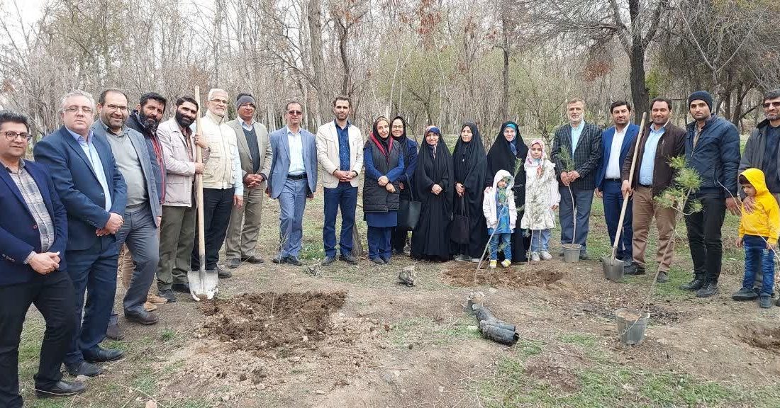 گرامیداشت روز شهدا با کاشت بیش از۱۰۰ اصله نهال در بوستان جهان نمای البرز