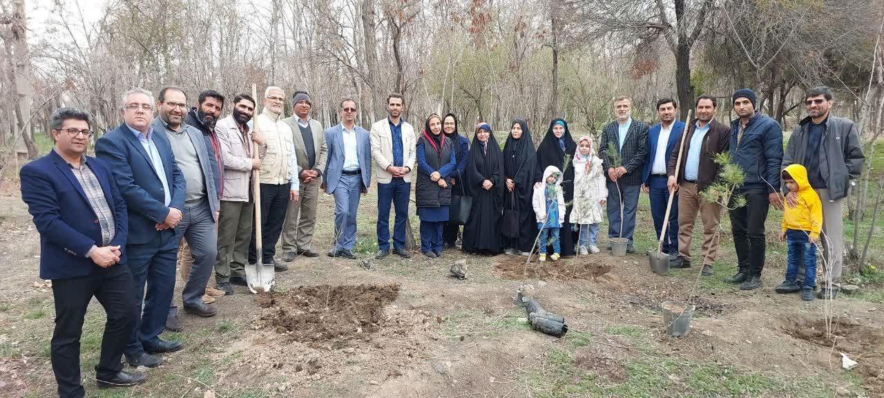 گرامیداشت روز شهدا با کاشت بیش از۱۰۰ اصله نهال در بوستان جهان نمای البرز