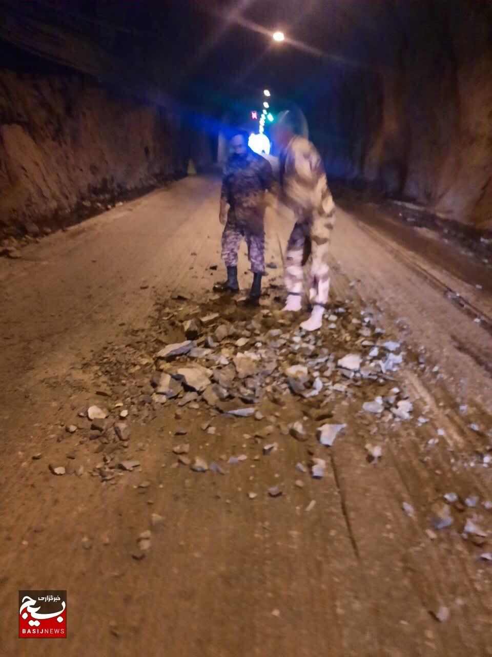 امدادرسانی به رانندگان و کامیون حمل سوخت در پی ریزش در تونل شماره پنج انجام شد