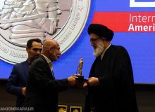 نشان ملی افشای حقوق بشر آمریکایی به حضرت آیت‌الله حسینی همدانی اهدا شد