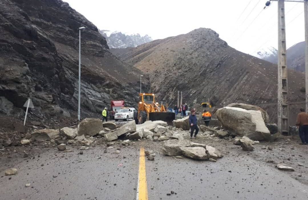 پلیس راه البرز هشدار داد، احتمال ریزش سنگ در جاده کرج – چالوس