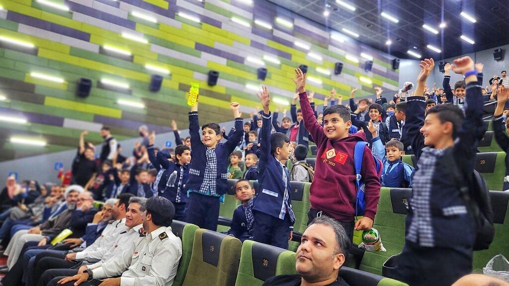 جشن آغاز فعالیت‌های هفته‌ی ملی کودک با طعم شیرین تماشای «بچه زرنگ»در کرج