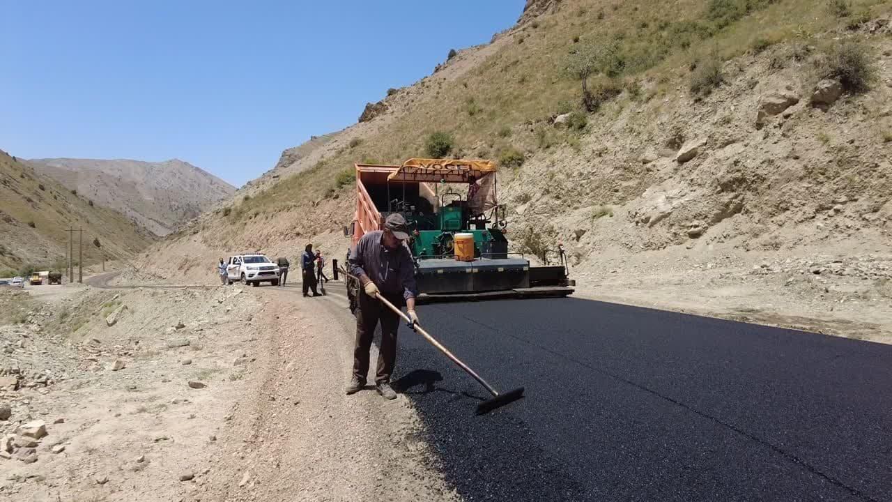 اجرای پروژه آسفالت راه روستایی اهوارک به خوران شهرستان طالقان