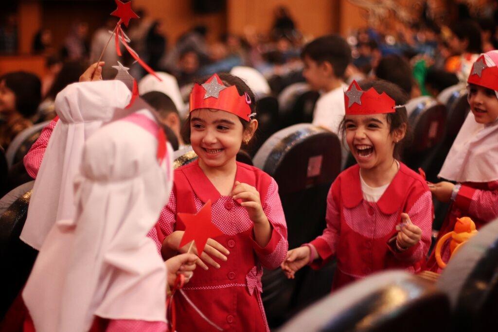 «مل مل» لبخند را به لب کودکان کرجی آورد