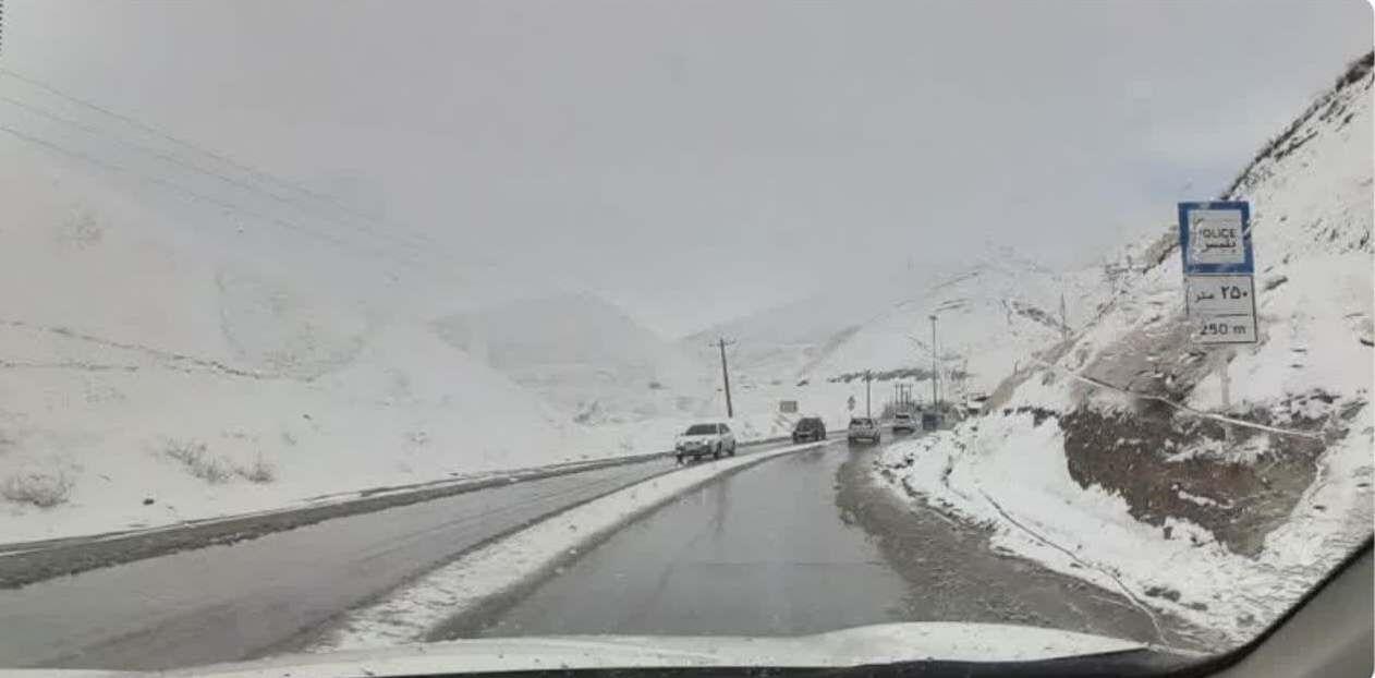 بارش برف در جاده چالوس  و الزام همراه داشتن زنجیر چرخ