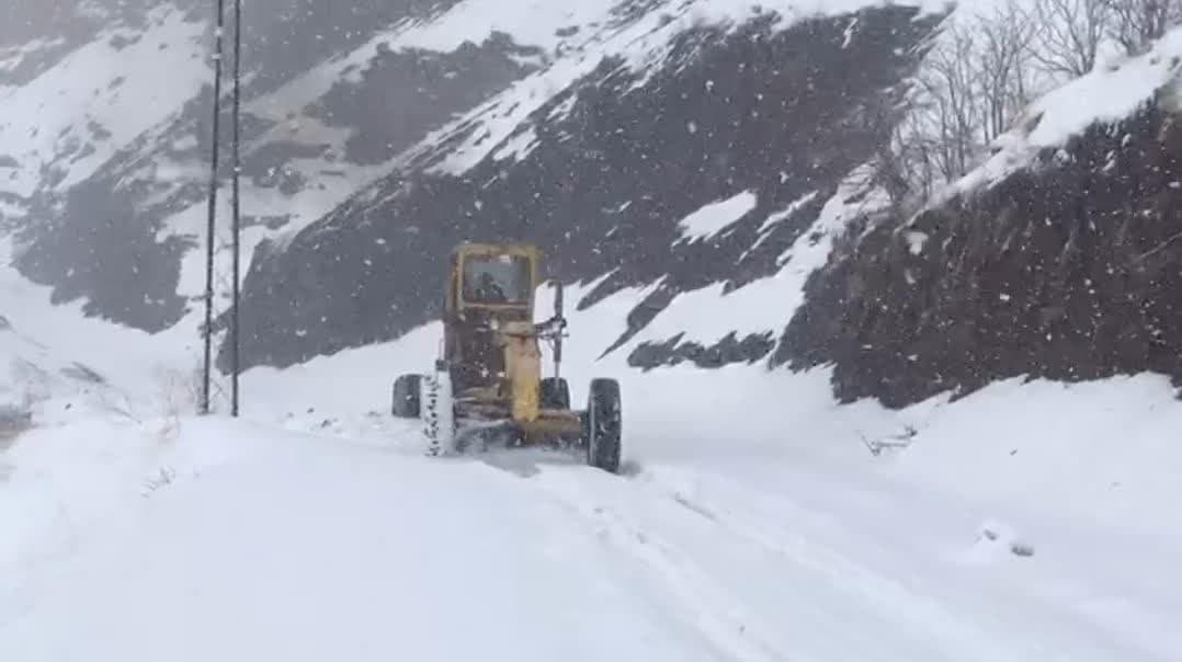 برف راه ارتباطی هشت روستای شهرستان طالقان را مسدود کرد