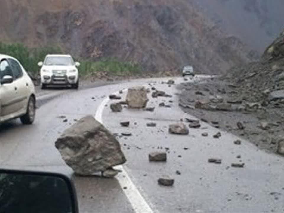 ریزش کوه در جاده برغان البرز