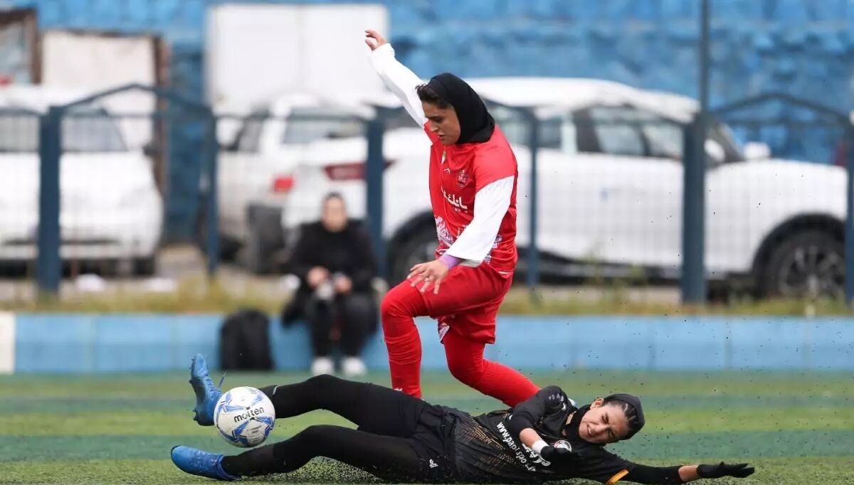 ویدیو| داور جان فوتبالیست تیم زنان پرسپولیس را نجات داد!