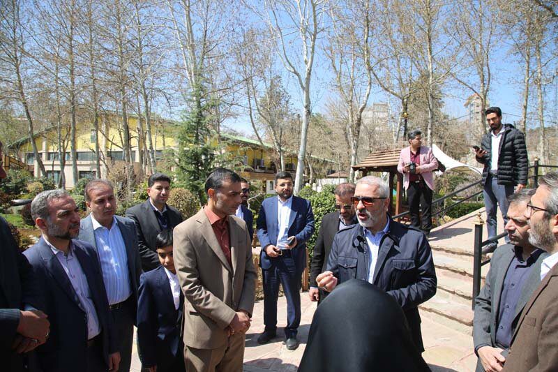 شهردار کرج و اعضاء شورای شهر کرج از باغ گل‌ها دیدن کردند