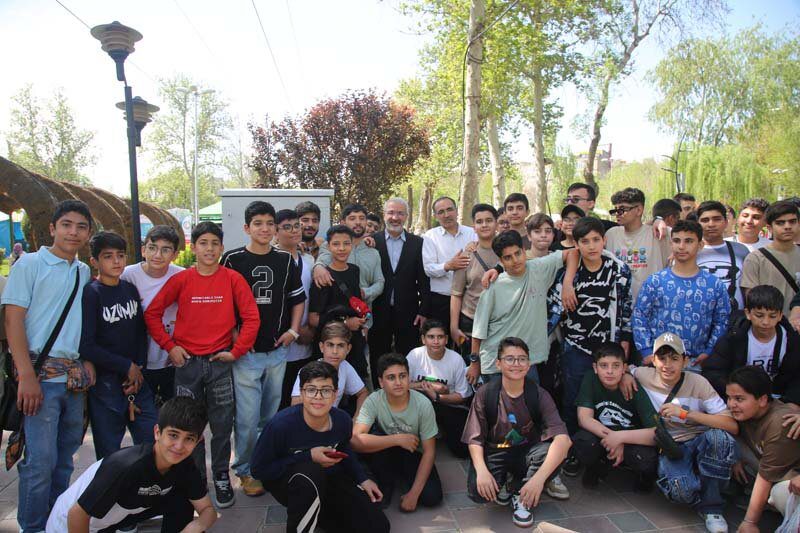 حضور با نشاط دانش‌آموزان در یازدهمین جشنواره لاله‌های کرج