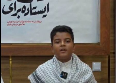شعرخوانی عضو کتابخانه عمومی قاصدک در محفل شعرخوانی «ایستاده برای ایران» در استان البرز