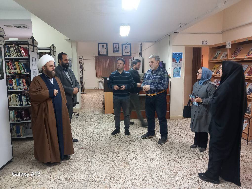 بازدید امام جمعه، شهردار و رئیس سازمان بهزیستی اشتهارد از کتابخانه‌ شهید مطهری در طرح «کتابخانه‌گردی»