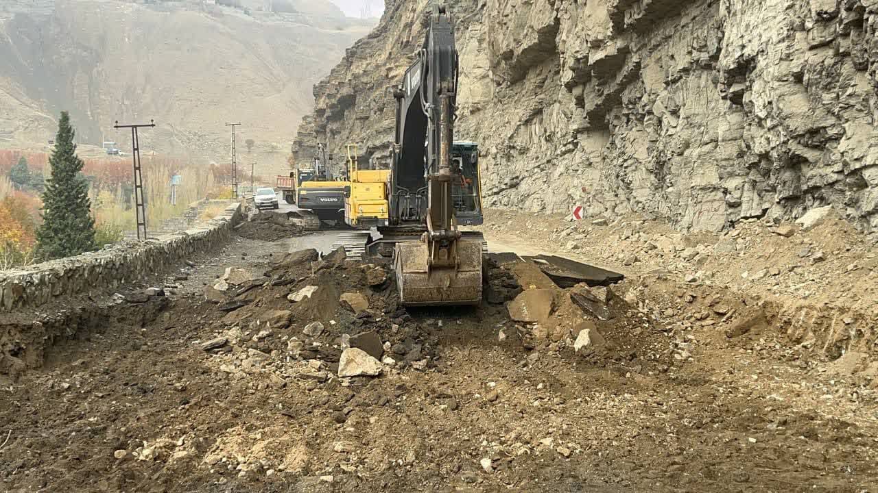 اجرای عملیات عمرانی و انسداد مسیر در قطعه ۲ آزادراه تهران -شمال
