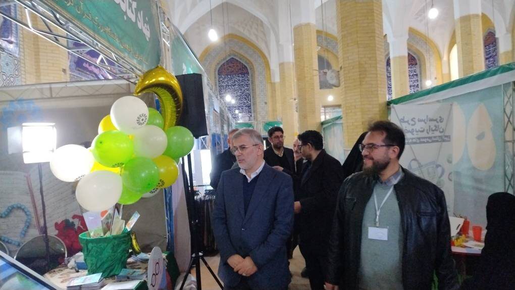 بازدید استاندار البرز از غرفه ادارهکل کتابخانههای عمومی استان