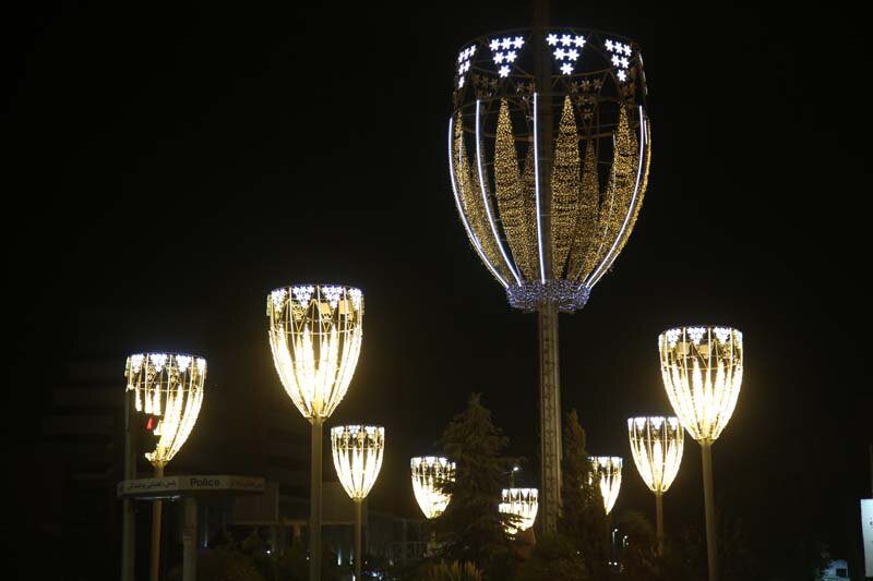 میدان امام حسین (ع) با ۱۴ اِلمان لوستر نوری زیباسازی شد