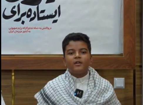 شعرخوانی عضو کتابخانه عمومی قاصدک در محفل شعرخوانی «ایستاده برای ایران» در استان البرز