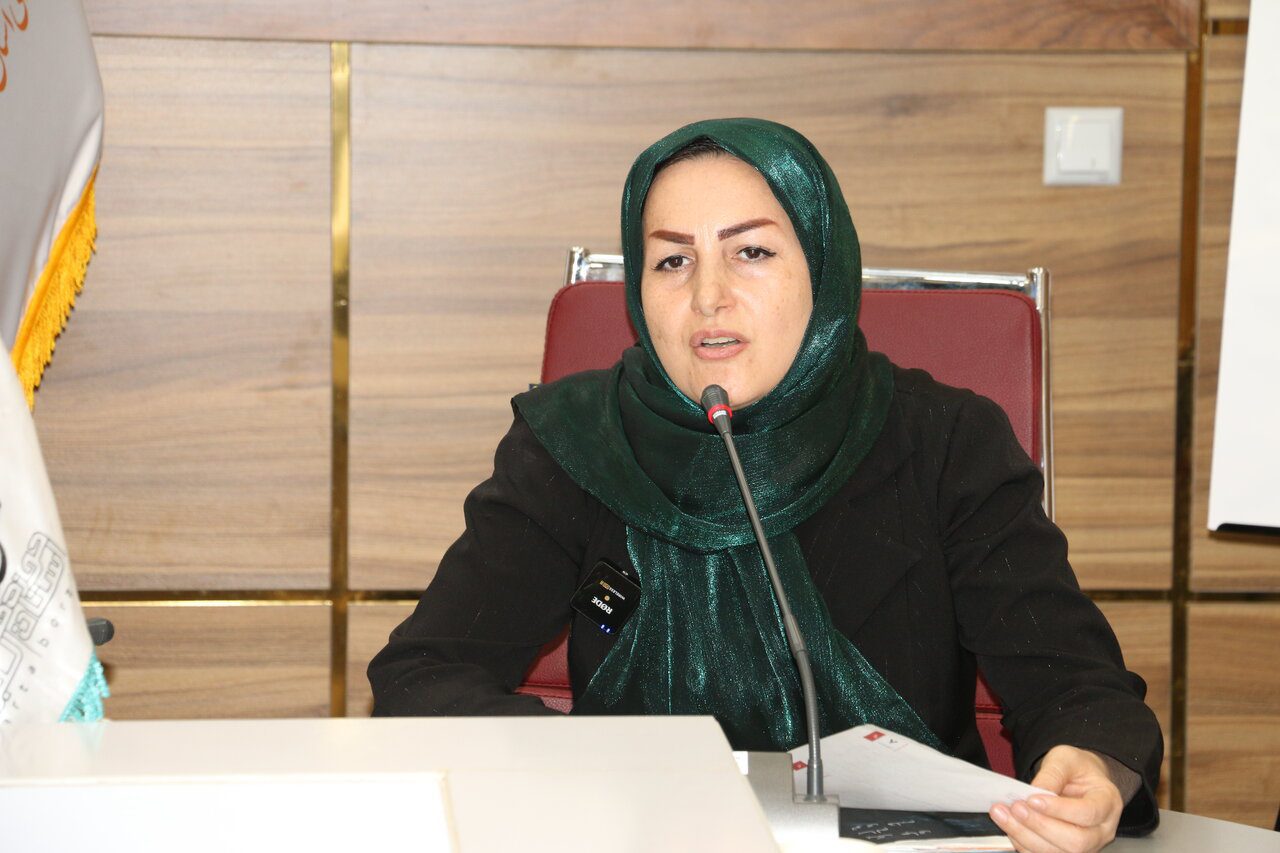 شعرخوانی «مریم آریان» در محفل شعری «ایستاده برای ایران» کرج