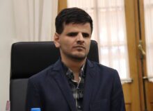 کتابداری که از دریچه نورانی قلبش می‌بیند و خدمت می‌کند