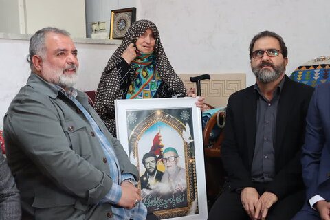 ادای احترام مدیر منطقه یک کرج به مادر شهید حسینی