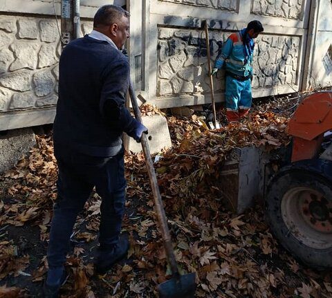 انجام روزانه عملیات برگ‌روبی در منطقه ۴ کرج / آماده‌باش کامل برای بارندگی‌ها