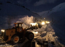 ریزش بهمن در محور روستایی دروان و پاکسازی مسیر توسط راهداران کرج