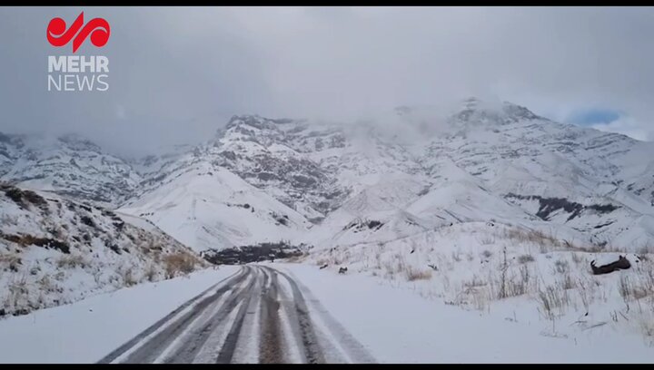 بارش برف در محورهای کوهستانی و ارتفاعات البرز؛ برف روبی انجام می شود