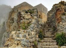 قلعه منصور؛ خاطره‌ای در دل سنگ و مه