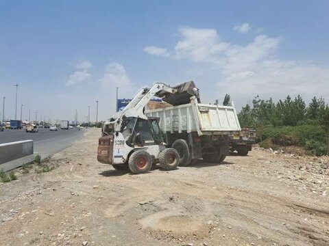 عملیات نخالهبرداری و پاکسازی حاشیه اتوبان ترمینال شهید کلانتری انجام شد